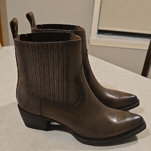 Frye Sacha Chelsea Leather Boots Size 6